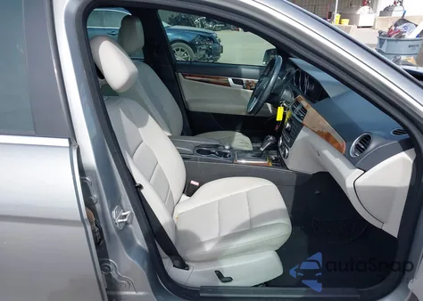 2012 Mercedes-Benz C 250 Sport z USA, uszkodzony, nr VIN WDDGF4HB2CR223348